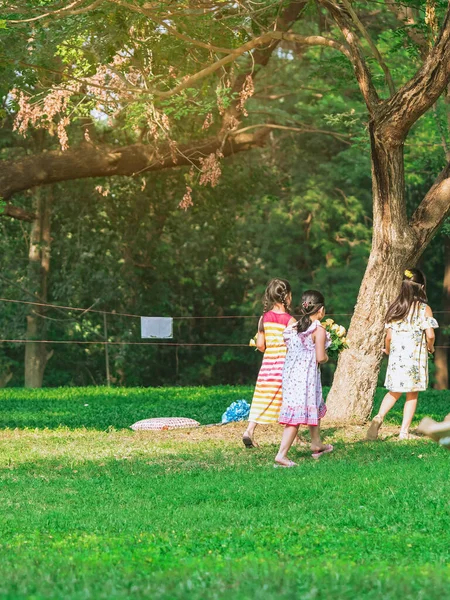 Meninas Asiáticas Amigos Brincando Juntos Gramado Através Jardim Verde Felicidade — Fotografia de Stock