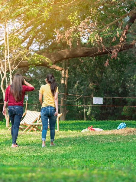 Rückansicht Einer Asiatin Mit Freundinnen Die Gemeinsam Auf Dem Rasen — Stockfoto