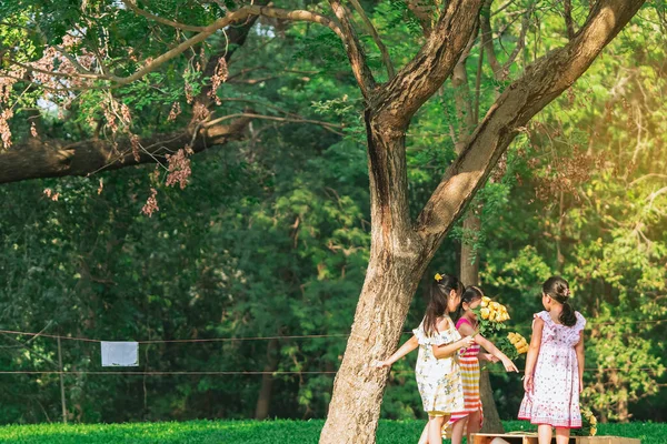 Asiático Niñas Amigos Jugando Juntos Césped Través Jardín Verde Felicidad — Foto de Stock