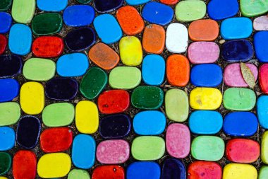 Bahçede dekore edilmiş seramik seramik seramik parçaların üst görüntüsü. Döşeme döşemesi desenli. Sokak mozaik kaldırım taşı. Yerdeki seramik fayansların soyut, arkaplan ve desenleri.