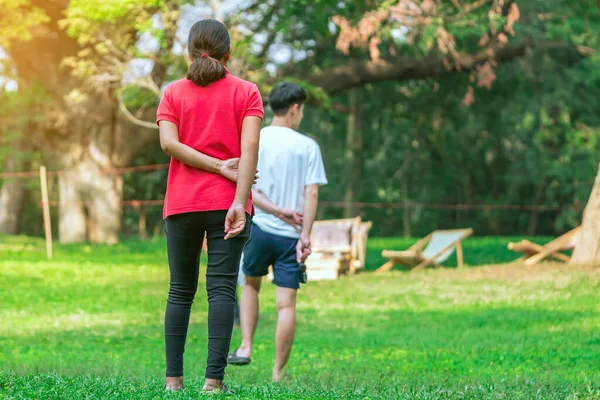 Baksidan Asiatisk Kvinna Ensam Gräsmatta Genom Grön Trädgård Kvinnliga Stående — Stockfoto