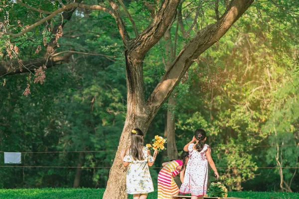 Asiatische Mädchen Und Freundinnen Spielen Gemeinsam Auf Dem Rasen Durch — Stockfoto