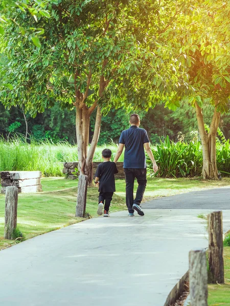 Asiatiska Far Hand Håller Härlig Son Promenader Väg Genom Grön — Stockfoto