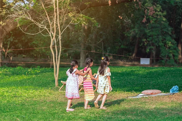 Asiatische Mädchen Und Freundinnen Spielen Gemeinsam Auf Dem Rasen Durch — Stockfoto