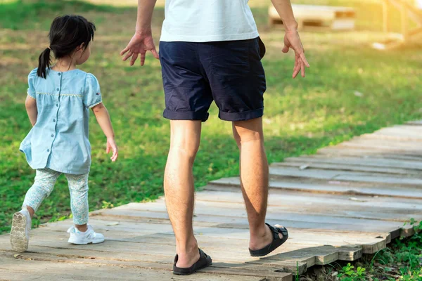 Baksidan Asiatisk Far Hand Sin Vackra Dotter Promenader Väg Genom — Stockfoto