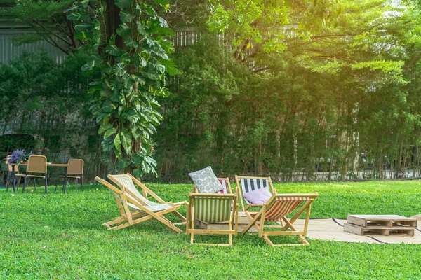 Viele Liegestühle Und Kissen Mit Holztisch Hof Sind Von Schattigem — Stockfoto