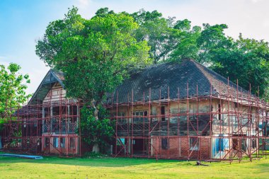 İkinci Dünya Savaşı sırasında kağıt ve banknot üretirken kullanılan eski kağıt fabrikası Kanchanaburi, Tayland 'da yeni bir halk gösterisine dönüştü. (Turizmle Kültürel Ekonomi) Tarihi binalar.