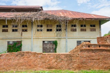 İkinci Dünya Savaşı sırasında kağıt ve banknot üretirken kullanılan eski kağıt fabrikası Kanchanaburi, Tayland 'da yeni bir halk gösterisine dönüştü. (Turizmle Kültürel Ekonomi) Tarihi binalar.