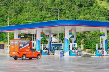 KANCHANABURI, THAILAND-ECTOBER 26. 2020: Kerry, PTT benzin istasyonundaki müşterilere zamanında ulaşmaları için caddede lojistik kamyon kullanıyor. Kerry Express, Tayland 'ın önde gelen teslimat hizmetlerinden biri..