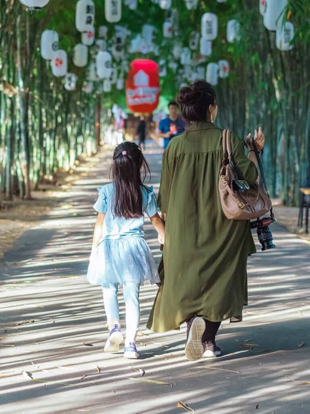 Kanchanaburi Tailandia Diciembre 2020 Vista Trasera Familia Asiática Identificada Caminando — Foto de Stock