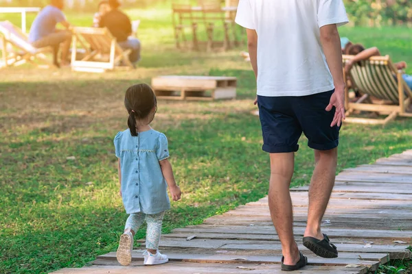 Baksidan Asiatiska Unga Flicka Med Sin Pappa Promenader Sida Vid — Stockfoto