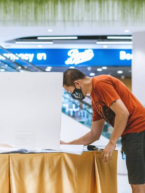 KANCHANABURI, THAILAND-11 Temmuz 2020: Tüm insanlar Robinson 'da Corona virüsünün (Covid-19) yayılmasını önlemek için alışveriş yapmadan önce QR kod veya kayıt defteri kullanarak yüz maskesi takmak zorundadır