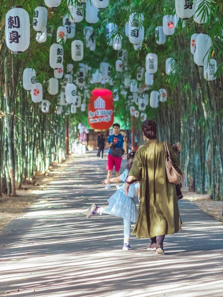 Kanchanaburi Tailandia Diciembre 2020 Vista Trasera Familia Asiática Identificada Caminando —  Fotos de Stock