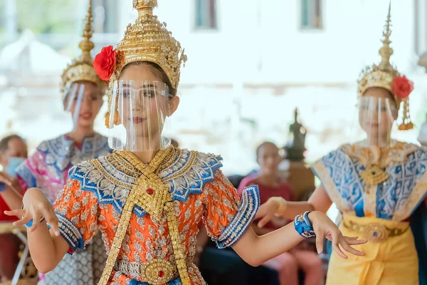 Nakhonpathom Thailand February 2021 Dança Tailandesa Tradicional Com Protetor Facial — Fotografia de Stock