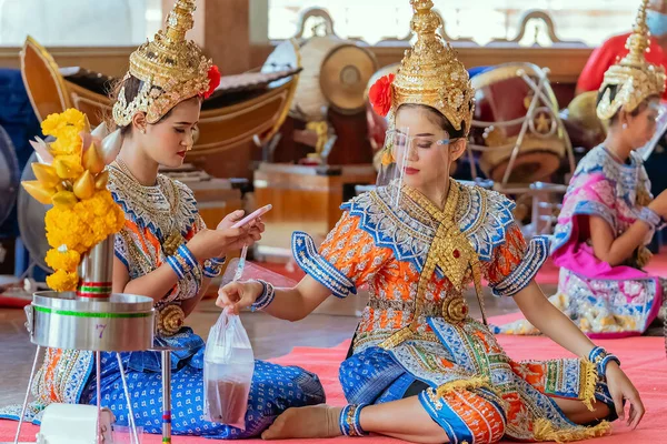 Nakhonpathom Tailandia Febrero 2021 Danza Tradicional Tailandesa Con Protector Facial — Foto de Stock