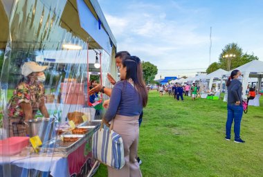 KANCHANABURI, THAILAND - 12 Eylül 2020: Kimliği belirsiz insanlar eski kağıt fabrikasında Covid 19 salgını sırasında yerel marketlerde alışveriş yapmak için yüz maskesi takarak mikroplardan korunuyor.