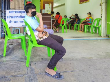 KANCHANABURI, THAILAND - 12020 EYLÜL: Tanımlanamayan ortopedik hastalar, Kanchanaburi, Tayland 'daki Kijapat kliniğinin resepsiyonunda sıralarının gelmesini bekliyorlar.