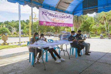 KANCHANABURI, THAILAND-AĞUSTOS 25. 2021: Kimliği belirsiz kişiler Tayland 'ın aşı süreci boyunca tüm yetişkinlere ilk doz COVILO (Sinopharm) Coronavirus aşısı için kuyrukta bekliyorlar.