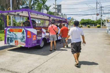 KANCHANABURI, THAILAND-AĞUSTOS 25 Ağustos 2021: Tayland halkı, Tayland 'ın aşı aşısı sırasında tüm yetişkinlere ulaşan COVILO (Sinopharm) Coronavirus aşısını almak için servis otobüsüne binmek üzere yürür..