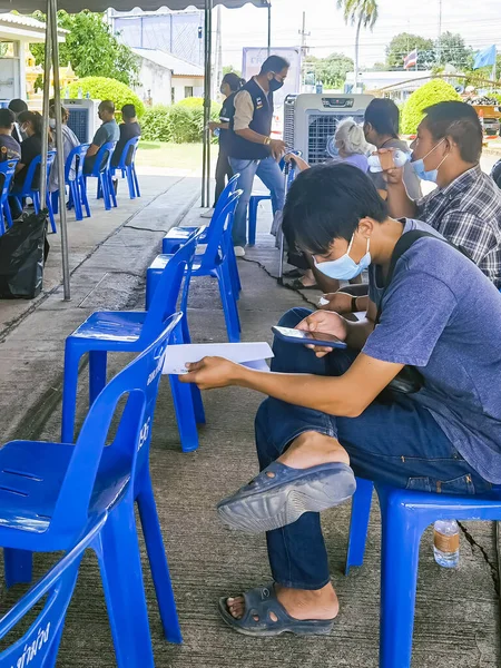 Kanchanaburi Thailand August 2021 Oidentifierade Personer Väntar Kön För Att — Stockfoto