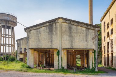 İkinci Dünya Savaşı sırasında kağıt ve banknot üretirken kullanılan eski kağıt fabrikası Kanchanaburi, Tayland 'da yeni bir halk gösterisine dönüştü. (Turizmle Kültürel Ekonomi) Tarihi binalar.