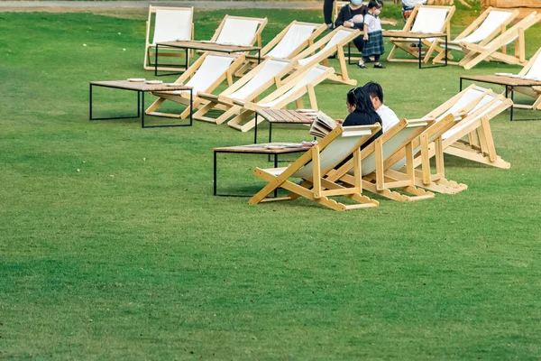 Asiática Joven Pareja Sentarse Relajarse Mirar Menú Para Pedir Comida — Foto de Stock