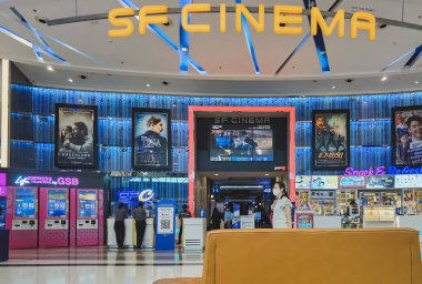 KANCHANABURI THAILAND - 26 Eylül 2020: Tanımlanamayan Taylandlılar, Robinson 'daki SF Sineması önünde Corona virüsü (Covid-19) salgını sırasında filmi izlemek için yüz maskesi takıyorlar.