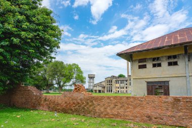 İkinci Dünya Savaşı sırasında kağıt ve banknot üretirken kullanılan eski kağıt fabrikası Kanchanaburi, Tayland 'da yeni bir halk gösterisine dönüştü. (Turizmle Kültürel Ekonomi) Tarihi binalar.