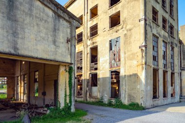İkinci Dünya Savaşı sırasında kağıt ve banknot üretirken kullanılan eski kağıt fabrikası Kanchanaburi, Tayland 'da yeni bir halk gösterisine dönüştü. (Turizmle Kültürel Ekonomi) Tarihi binalar.