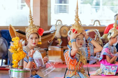 NAKHONPATHOM, THAILAND-FEBRUARY 14. 2021: KoronaVirüs 'ün (Covid-19) PraaHoo' ya sunulmasını önlemek için geleneksel Tayland dansı