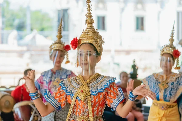 Nakhonpathom Tailandia Febrero 2021 Danza Tradicional Tailandesa Con Protector Facial — Foto de Stock