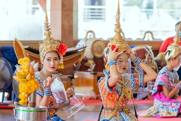 Nakhonpathom Tailandia Febrero 2021 Danza Tradicional Tailandesa Con Protector Facial — Foto de Stock