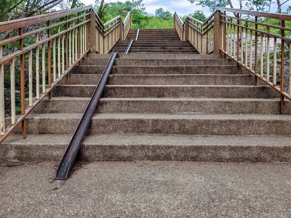 Rampa Bicicleta Segura Para Escaleras Largo Las Escaleras Caminos Cómodos —  Fotos de Stock