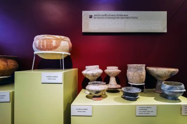 UDON THANI, THAILAND-NOVEMBER 20. 2020: Ban Chiang Ulusal Müzesi eşsiz, el boyaması çömlek tasarımlarıyla bilinen tarihsel olarak önemli tarih öncesi mutfak eşyalarının değerli bir koleksiyonunu sergiliyor