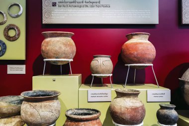 UDON THANI, THAILAND-NOVEMBER 20. 2020: Ban Chiang Ulusal Müzesi eşsiz, el boyaması çömlek tasarımlarıyla bilinen tarihsel olarak önemli tarih öncesi mutfak eşyalarının değerli bir koleksiyonunu sergiliyor