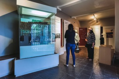 UDON THANI, THAILAND-NOVEMBER 20. 2020: Ban Chiang Ulusal Müzesi 'ndeki tarih öncesi insanların eşsiz desenleri, renkleri ve yaşam tarzlarıyla tanımlanamayan turistler sergisini ziyaret edin.