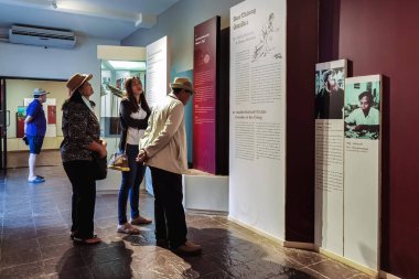 UDON THANI, THAILAND-NOVEMBER 20. 2020: Ban Chiang Ulusal Müzesi 'ndeki tarih öncesi insanların eşsiz desenleri, renkleri ve yaşam tarzlarıyla tanımlanamayan turistler sergisini ziyaret edin.