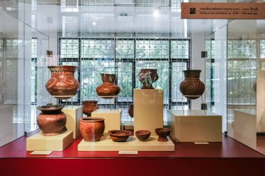UDON THANI, THAILAND-NOVEMBER 20. 2020: Ban Chiang Ulusal Müzesi eşsiz, el boyaması çömlek tasarımlarıyla bilinen tarihsel olarak önemli tarih öncesi mutfak eşyalarının değerli bir koleksiyonunu sergiliyor