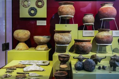 UDON THANI, THAILAND-NOVEMBER 20. 2020: Ban Chiang Ulusal Müzesi eşsiz, el boyaması çömlek tasarımlarıyla bilinen tarihsel olarak önemli tarih öncesi mutfak eşyalarının değerli bir koleksiyonunu sergiliyor