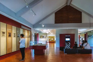 UDON THANI, THAILAND-NOVEMBER 20. 2020: Ban Chiang Ulusal Müzesi 'ndeki tarih öncesi insanların eşsiz desenleri, renkleri ve yaşam tarzlarıyla tanımlanamayan turistler sergisini ziyaret edin.