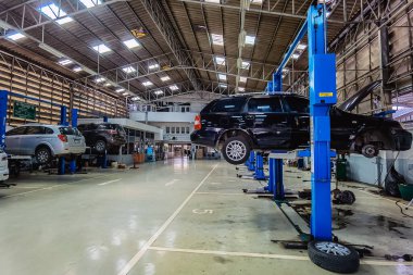 KANCHANABURI, THAILAND-NOVEMBER 26, 2020: Araç hizmet ve onarım merkezi içinde Chevrolet araçları Chevrolet Yetkili Hizmet Merkezi 'ndeki tamirciler tarafından ustalıkla inceleniyor, kontrol ediliyor ve tamir ediliyor.