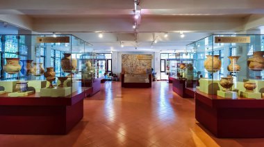 UDON THANI, THAILAND-NOVEMBER 20. 2020: Ban Chiang Ulusal Müzesi eşsiz, el boyaması çömlek tasarımlarıyla bilinen tarihsel olarak önemli tarih öncesi mutfak eşyalarının değerli bir koleksiyonunu sergiliyor