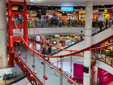 BANGKOK, THAILAND-ECTOBER 20, 2024: Golden Gate Köprüsü minyatürünün güzel iç mimari manzarası ve Terminal 21 Terminali veya Alışveriş Merkezi 'ndeki ünlü uluslararası havaalanı tasviri