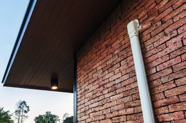 Havalandırma sistemi. Havalandırma kanalı kapağı ya da ince kanal kapağı ya da tuğla duvara asılan boru kapağı soğutucu kablolarını korumak ve kurulumu düzgün ve düzenli tutmak için. Klima soğutucu borusu..