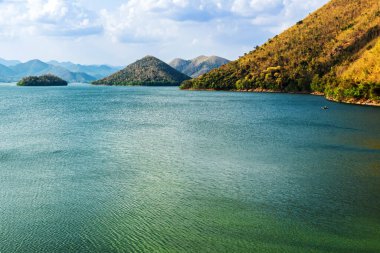 Kanchanaburi, Tayland 'daki Srinagarind Barajı' nın güzel manzarası. Dağlı tropik deniz manzarası. Okyanus, ada ve tropik kıyı manzarası. Doğa ve seyahat kavramları için arka plan.