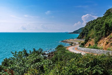 Deniz kenarındaki dolambaçlı yolun güzel deniz manzarası. Chanthaburi Tayland 'daki Kung Wiman Körfezi' nde Noen Nang Phaya 'nın manzara ve güzel simgesi. Güzel manzaralı kıyı yolu deniz manzarası.
