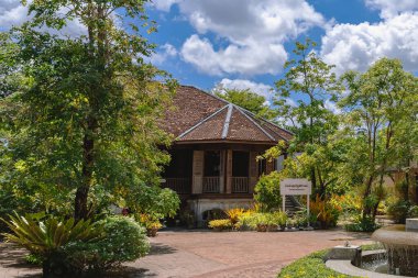 NAKHON SI THAMMARAT, THAILAND-AĞUSTOS 30. 2020: Baan Khun Rathwutvicharn Antik Evi 'nde geleneksel ahşap Tayland stilt evinin yer aldığı güzel manzara mimarisi