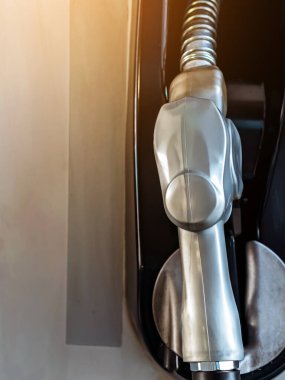 Benzin istasyonunda yakıt ikmali için yakıt hortumu. Benzin istasyonunda el yakıtını doldur. Hortum pompası, petrol yakıtı. Yakıt pompası. Yakıt ve İşletme Enerji Konsepti.