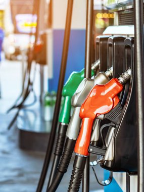 Benzin istasyonunda yakıt ikmali için yakıt hortumu. Benzin istasyonunda el yakıtını doldur. Hortum pompası, petrol yakıtı. Yakıt pompası. Yakıt ve İşletme Enerji Konsepti.