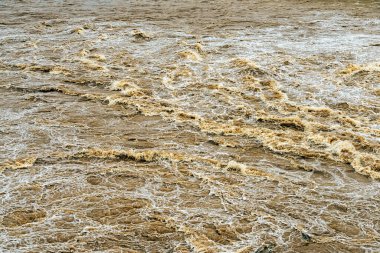 Kirli su bol bol akar. Nehir suyu bol bol akıyor. Sel suları, fırtına üstüne sel gibi akıyor. Çalkantılı nehir barajı. Baraj nedeniyle nehir türbülansı. Su Doğa DokusuName